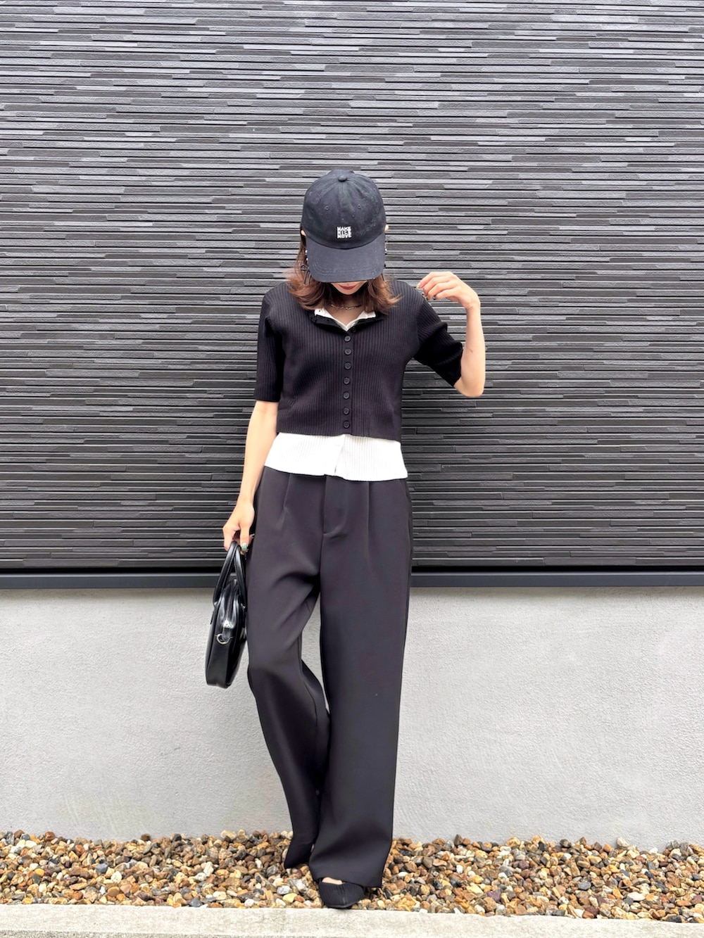 「やっぱり帽子が好き、黒Tシャツ、カーディガン、レイヤードスタイル、ブラックコーデ、ワントーンコーデ、オトナカジュアル、シンプルカジュアル、メガネ女子」|「tiptopの配色レイヤードカーディガン(ニット/セーター、ブラック系)」を使った、kuuuuraさん(レディース・158cm)の春コーディネートの2枚目の写真