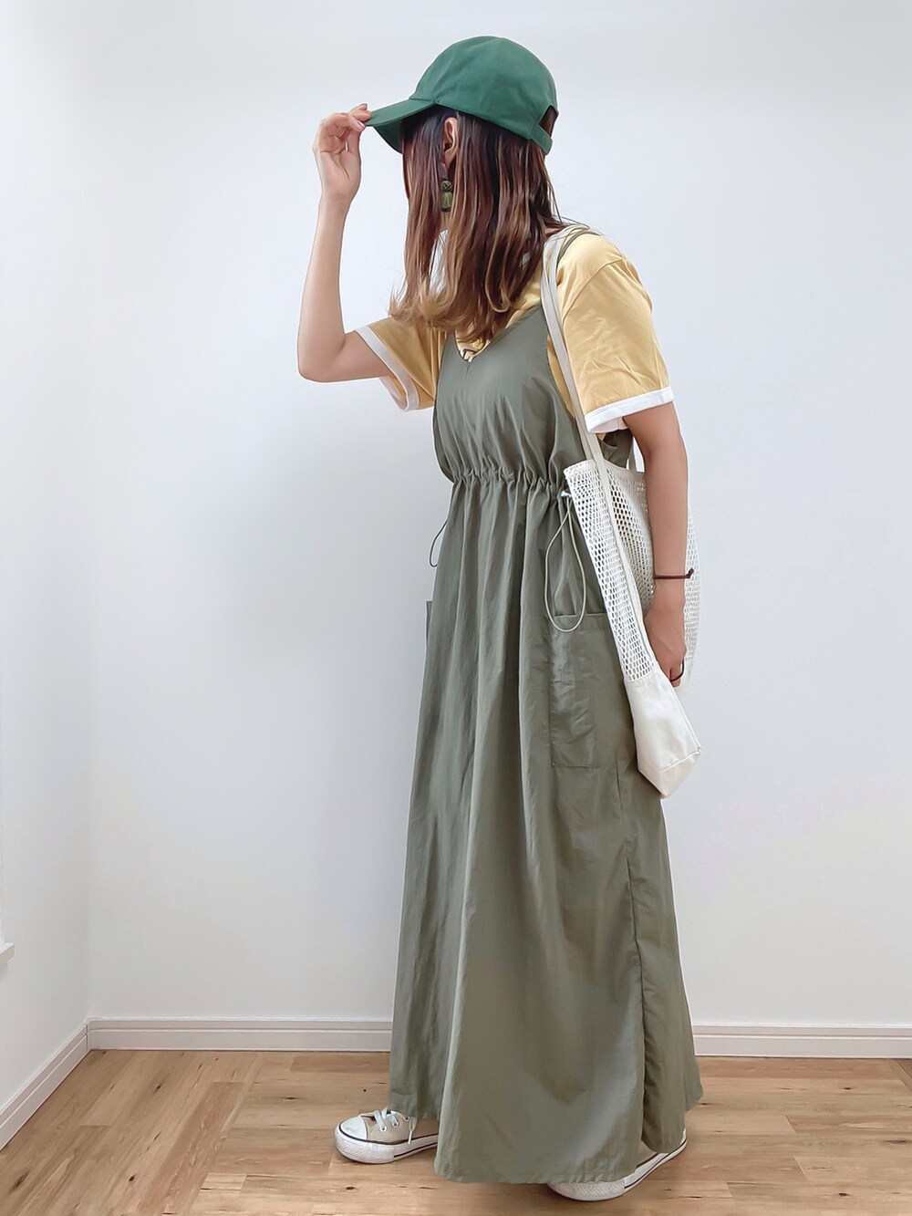 「キャミワンピ、キャップ、リンガーTシャツ、着回しコーデ、カジュアル、ラクチンコーデ、スニーカー、プチプラ、オーバーサイズ、今日のコーデ」｜「GUのアイテム（Tシャツ/カットソー、イエロー系）」を使った、kuuuuraさん（レディース・158cm）の夏コーディネートの3枚目の写真