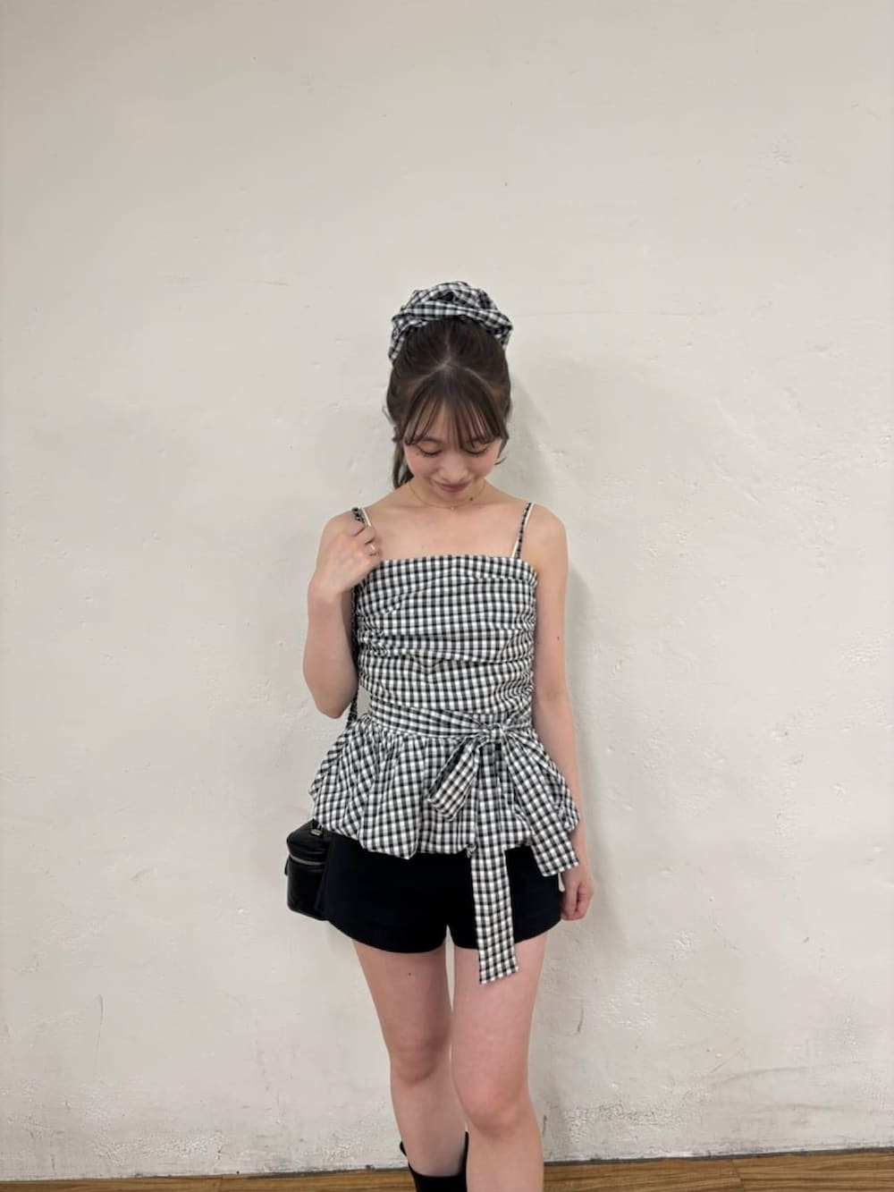 ブラック系のシャツ/ブラウス、ブラック系のその他パンツ、ブラック系のショルダーバッグを着用したレディースの夏コーディネートの2枚目の写真