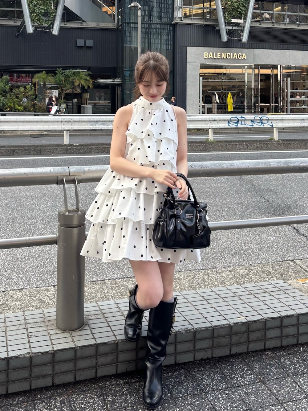 ホワイト系のワンピース、ホワイト系のカーディガン/ボレロ、ブラック系のボストンバッグを着用したレディースの春コーディネートの2枚目の写真