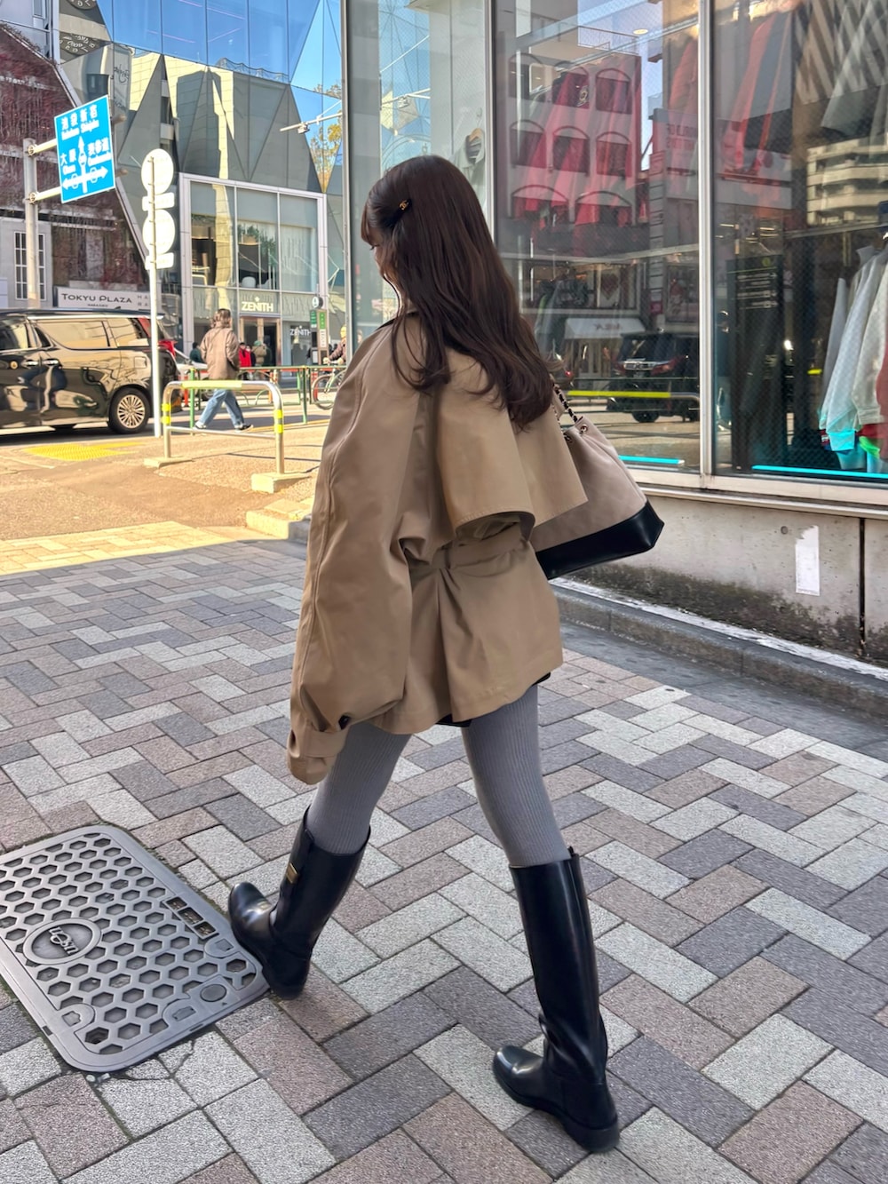 ベージュ系のトレンチコート、ベージュ系のショルダーバッグを着用したレディースの冬コーディネートの3枚目の写真