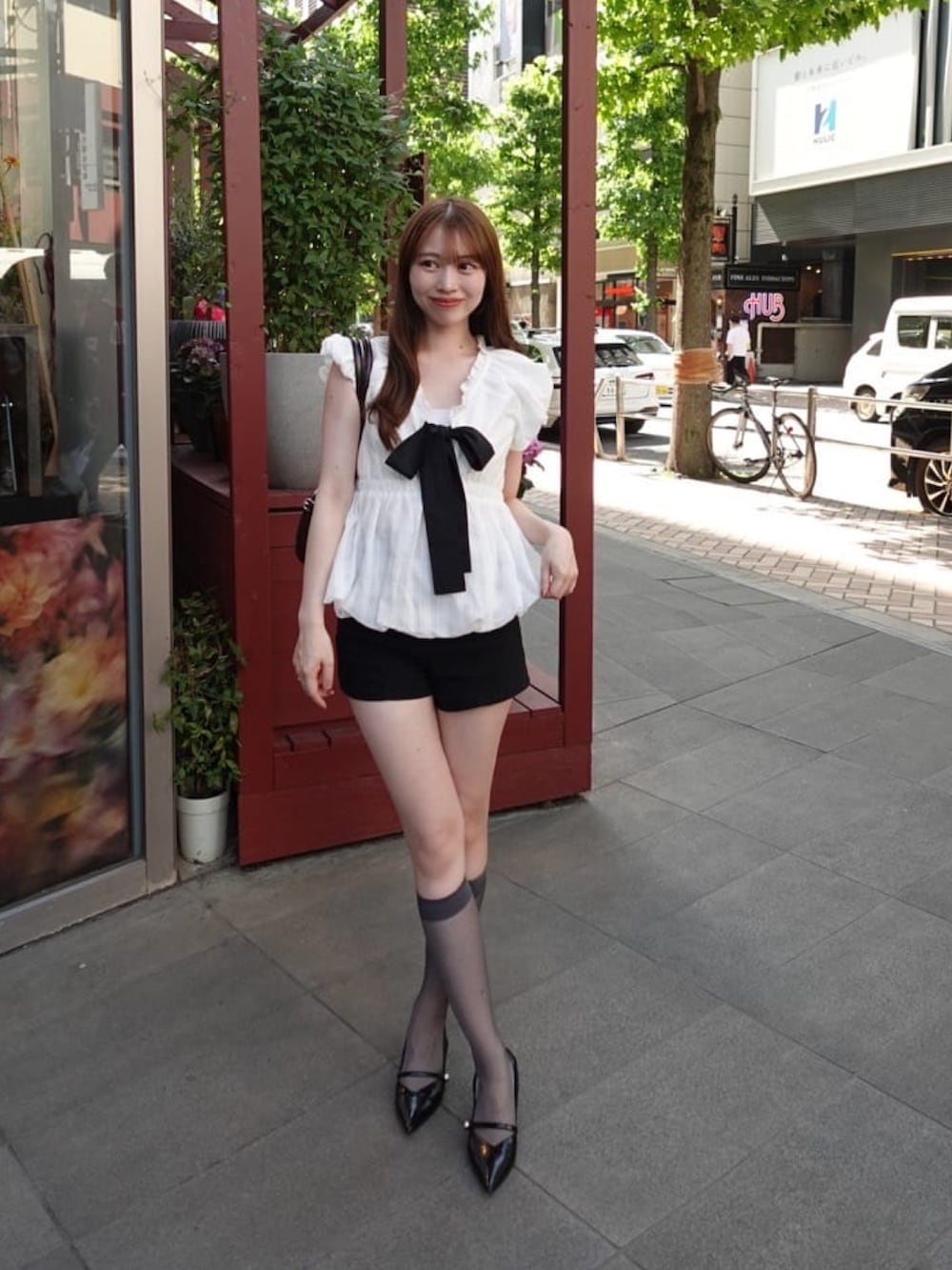 ホワイト系のシャツ/ブラウスを着用したレディースの夏コーディネートの5枚目の写真