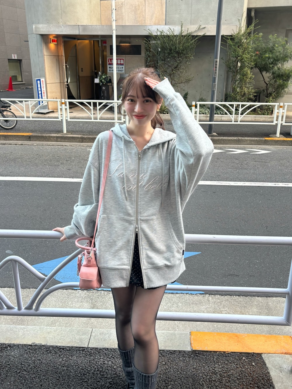 グレー系のパーカーを着用したレディースの冬コーディネートの3枚目の写真