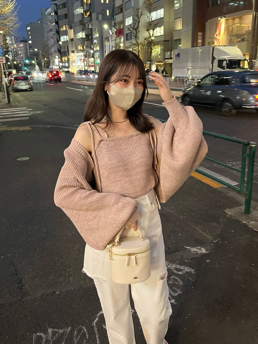 ピンク系のカーディガン/ボレロ、ホワイト系のデニムパンツ、ホワイト系のショルダーバッグを着用したレディースの春コーディネートの4枚目の写真