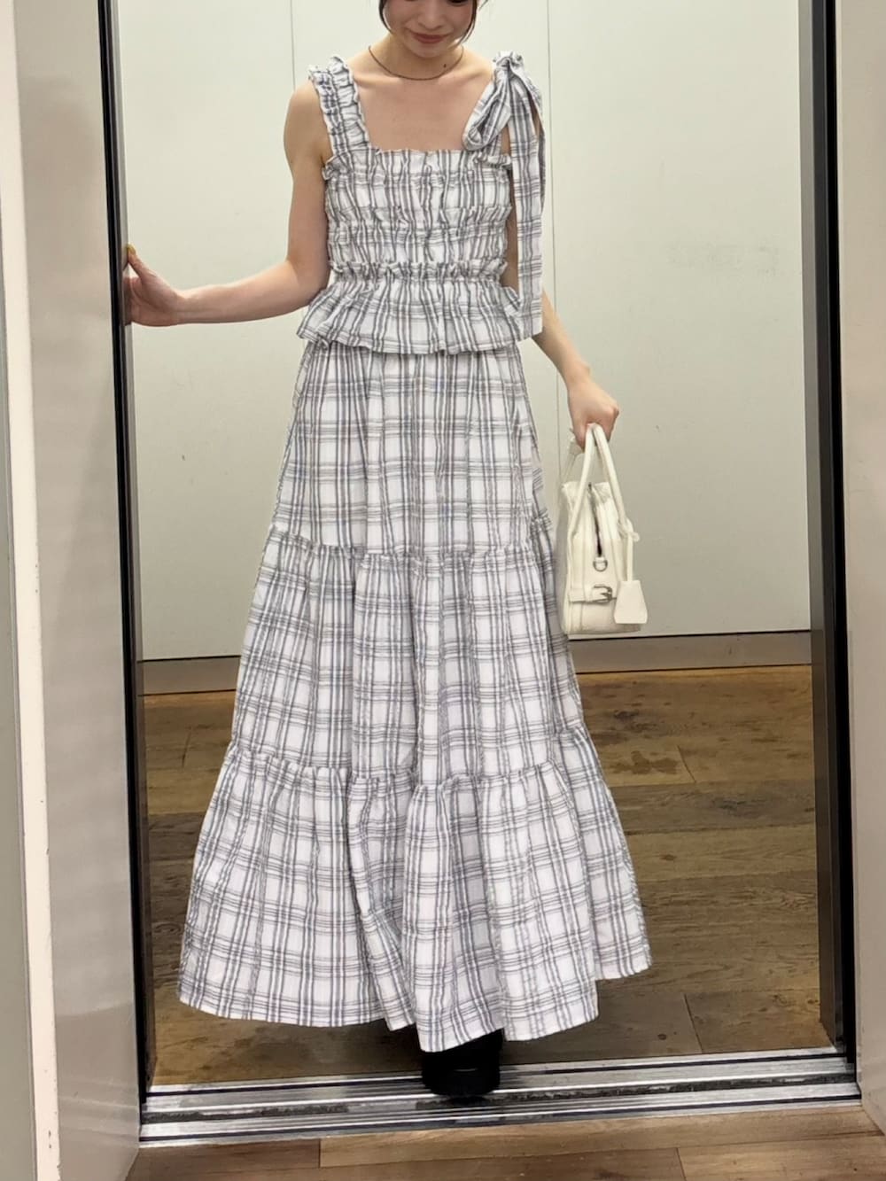 「ワンピース、ワンピースコーデ、ロングワンピース、骨格ウェーブ、チェックワンピース、低身長コーデ、厚底サンダル」｜「Chicoの【新色追加/マルチway】アシメ紐デザインチェック柄シャーリングロングワンピース（ワンピース、ホワイト系）」を使った、mayoさん（骨格ウェーブ・レディース・153cm）の夏コーディネートの3枚目の写真