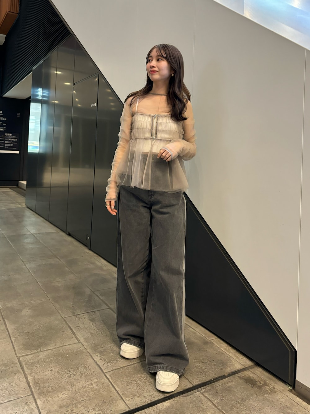 グレー系のデニムパンツ、グレー系のシャツ/ブラウスを着用したレディースの冬コーディネートの3枚目の写真