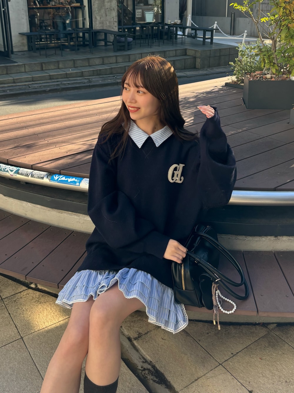 ブルー系のワンピース、ブラック系のボストンバッグを着用したレディースの冬コーディネートの3枚目の写真