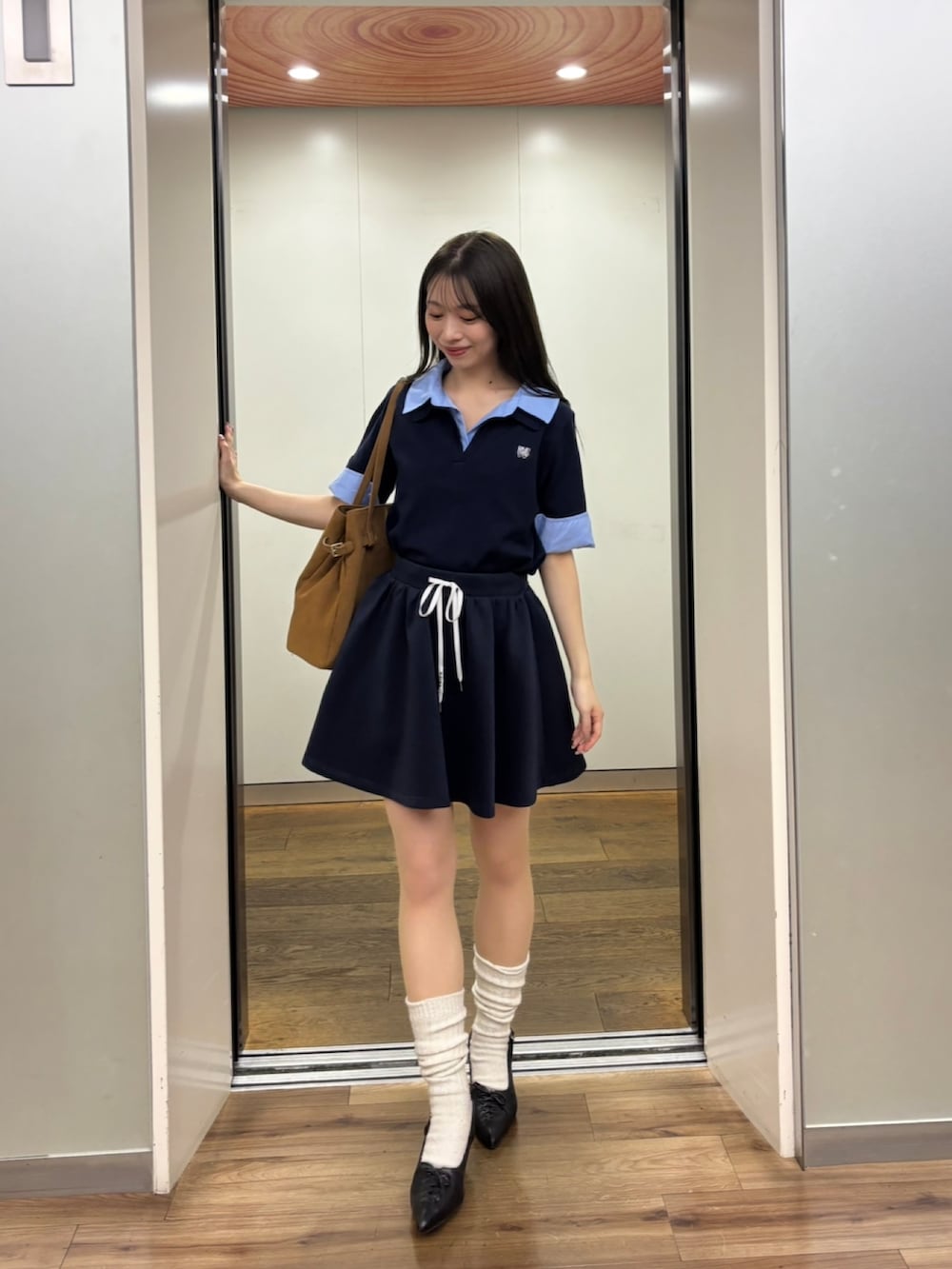 「ポロニット、ポロニットコーデ、フレアスカート、フレアスカートコーデ、ネイビーコーデ、ネイビーニット、レイヤードスタイル、スポーツミックス、骨格ウェーブ」｜「Chicoの【WEB限定】刺繍入り襟付きポロニット（ニット/セーター、ブルー系）」を使った、mayoさん（骨格ウェーブ・レディース・153cm）の夏コーディネートの2枚目の写真