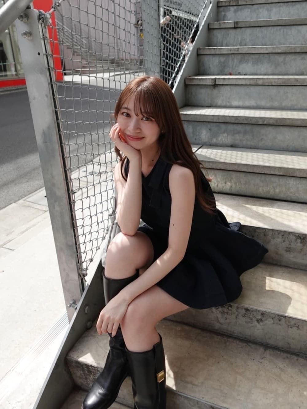 ブルー系のシャツ/ブラウス、ブラック系のその他パンツ、ブルー系のショルダーバッグを着用したレディースの夏コーディネートの3枚目の写真