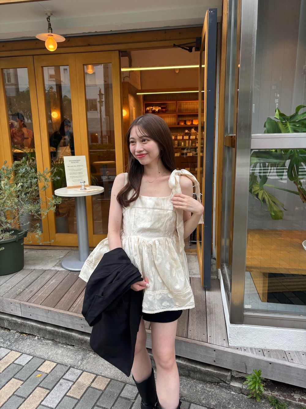「チュニック、チュニックワンピ、タンクトップ、ショートパンツ、骨格ウェーブ、低身長コーデ」｜「Chicoの【SALON by Chico】アシメリボンボリュームフラワーキャミチュニック（チュニック、ホワイト系）」を使った、mayoさん（骨格ウェーブ・レディース・153cm）の春コーディネートの3枚目の写真