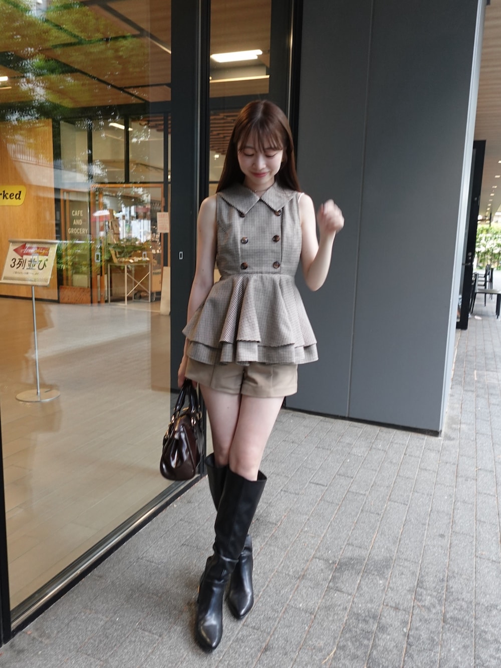 ベージュ系のシャツ/ブラウス、ベージュ系のその他パンツ、ブラック系のブーツを着用したレディースの夏コーディネートの3枚目の写真
