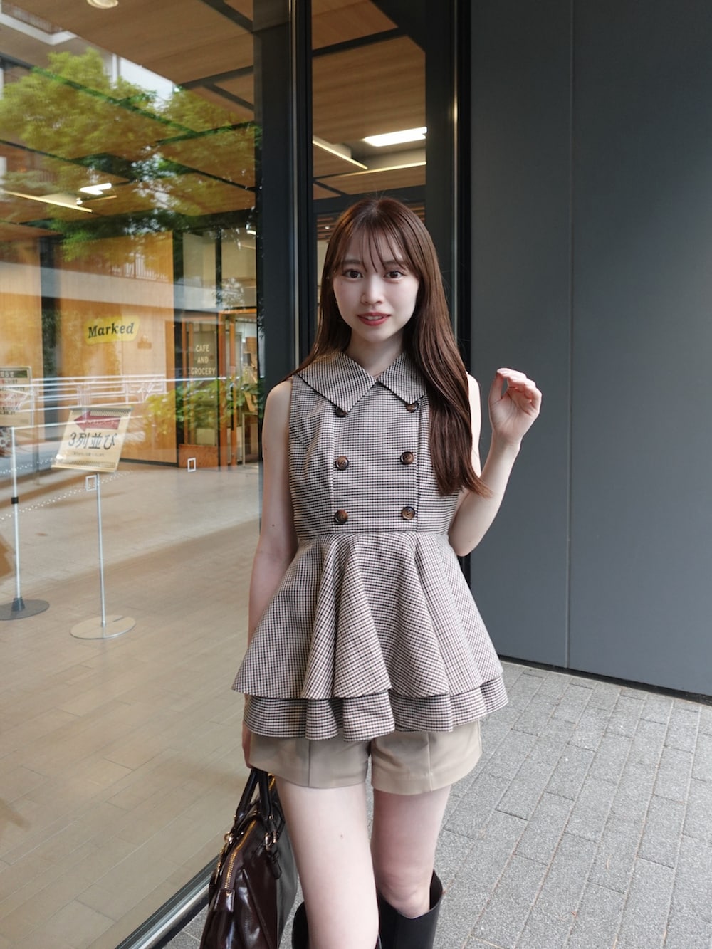 ベージュ系のシャツ/ブラウス、ベージュ系のその他パンツ、ブラック系のブーツを着用したレディースの夏コーディネートの4枚目の写真