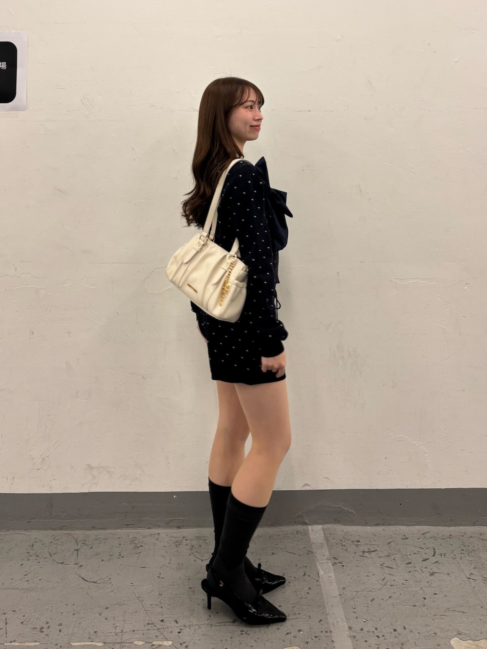 ブルー系のカーディガン/ボレロ、ブルー系のその他パンツ、ホワイト系のボストンバッグを着用したレディースの冬コーディネートの3枚目の写真