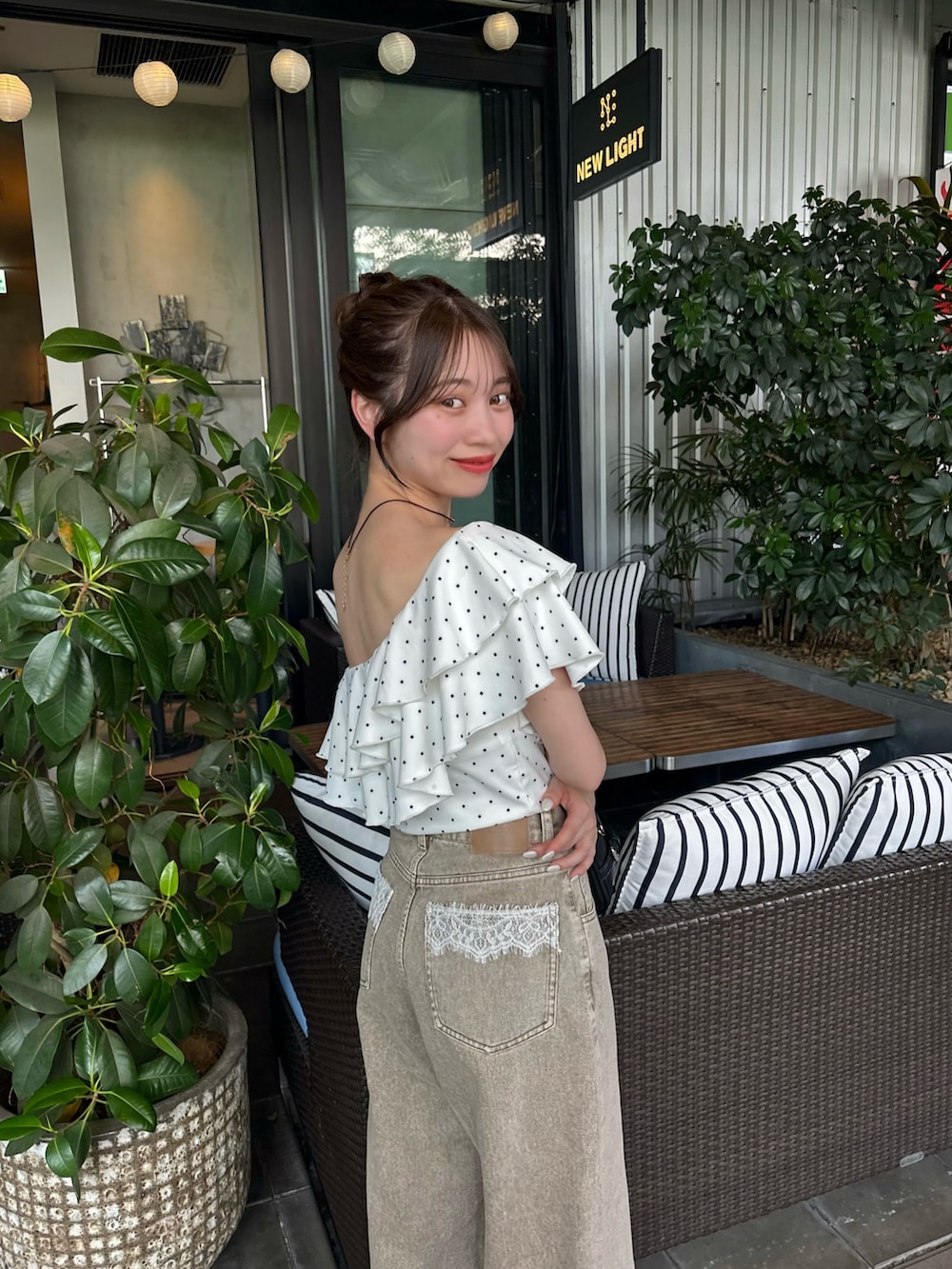 「デニム、デニムパンツ、ワイドデニム、ワイドデニムパンツ、ワイドデニムコーデ、水着、水着コーデ、レースデニム」｜「Chicoの【水着/トップス】ダブルフリルワンショルトップス（水着、ホワイト系）」を使った、mayoさん（骨格ウェーブ・レディース・153cm）の夏コーディネートの5枚目の写真