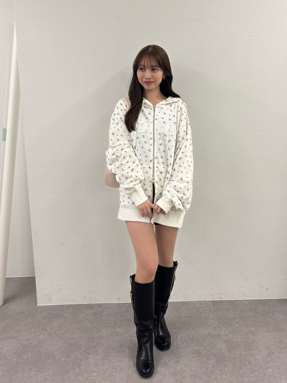 ピンク系のパーカー、ピンク系のボストンバッグを着用したレディースの冬コーディネートの2枚目の写真