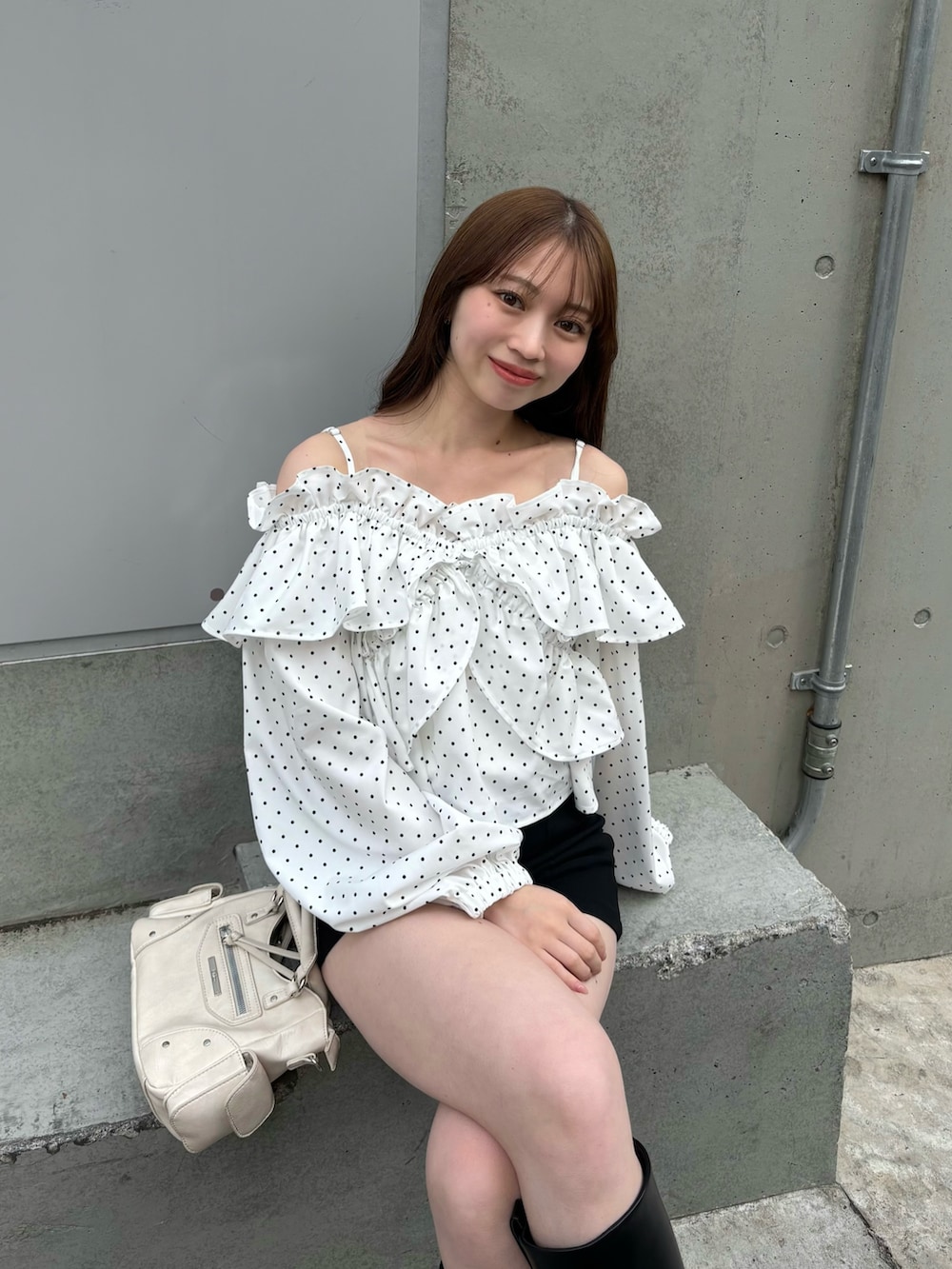 ホワイト系のシャツ/ブラウスを着用したレディースの冬コーディネートの3枚目の写真