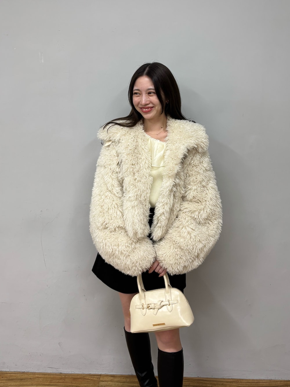 ホワイト系のその他アウターを着用したレディースの冬コーディネートの4枚目の写真