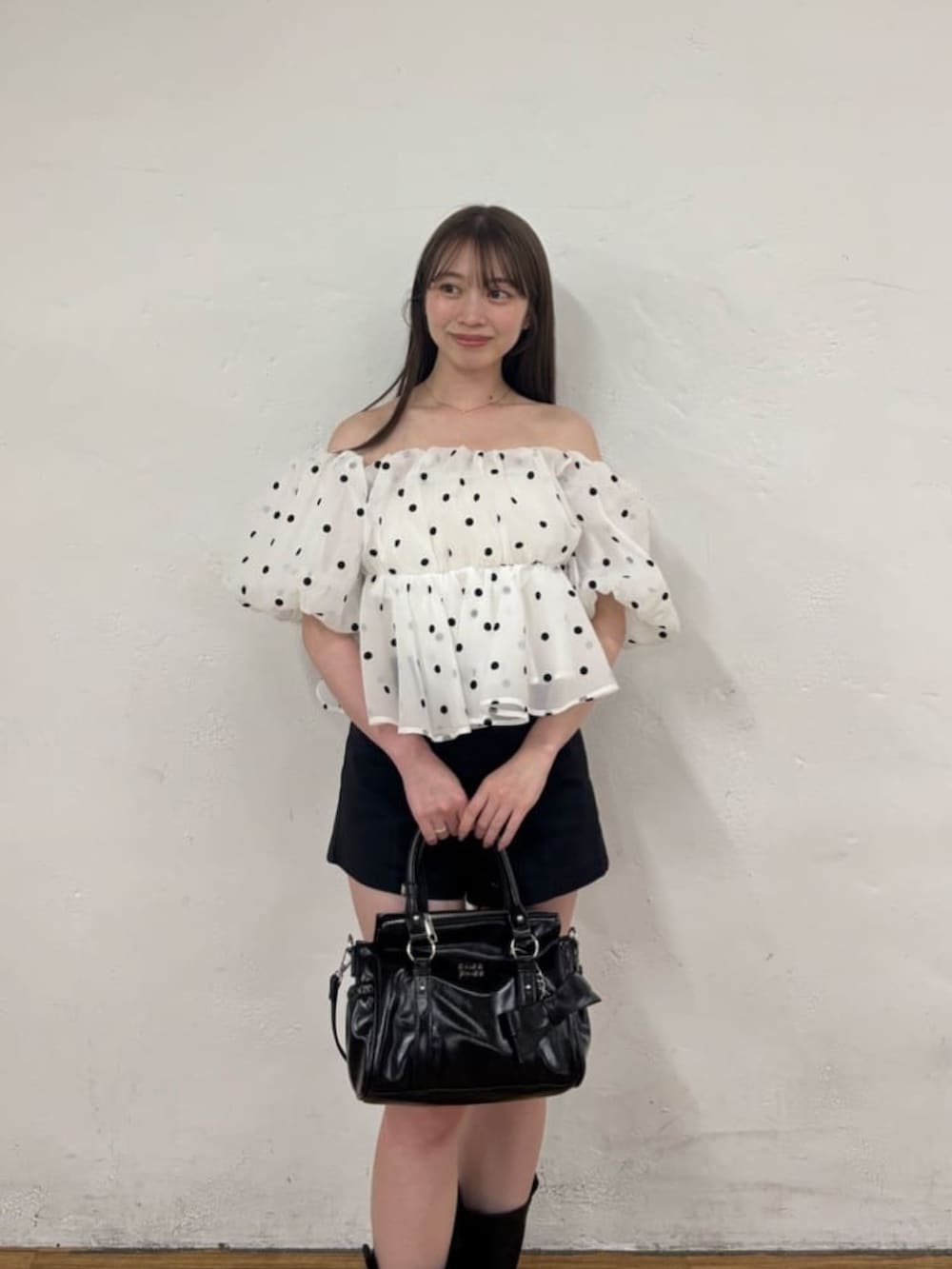 ホワイト系のシャツ/ブラウス、ブラック系のその他パンツ、ブラック系のボストンバッグを着用したレディースの夏コーディネートの2枚目の写真
