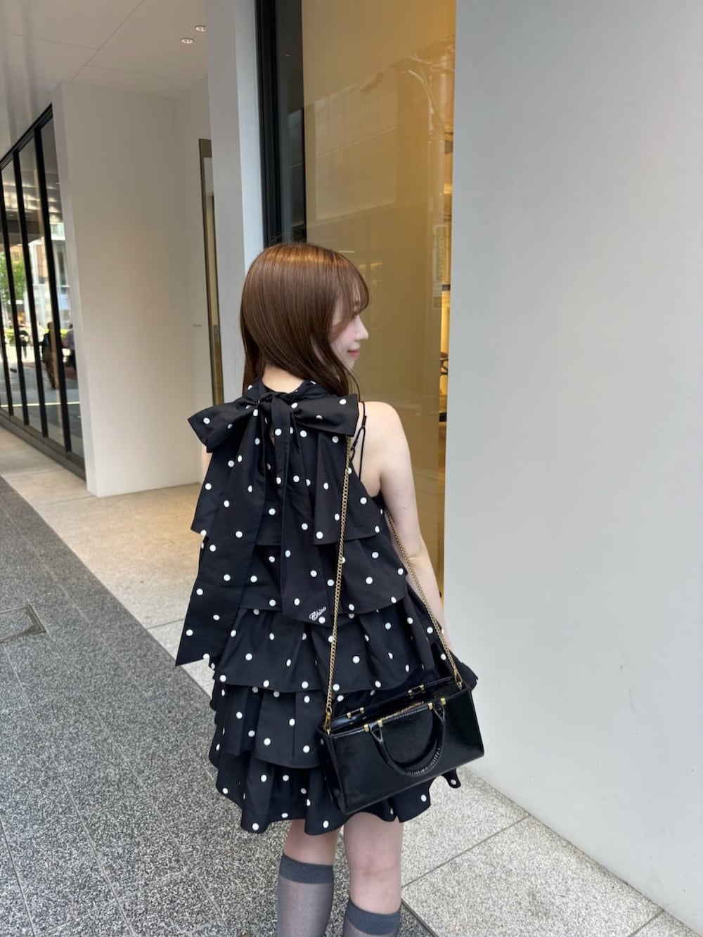 ブラック系のワンピースを着用したレディースの夏コーディネートの4枚目の写真