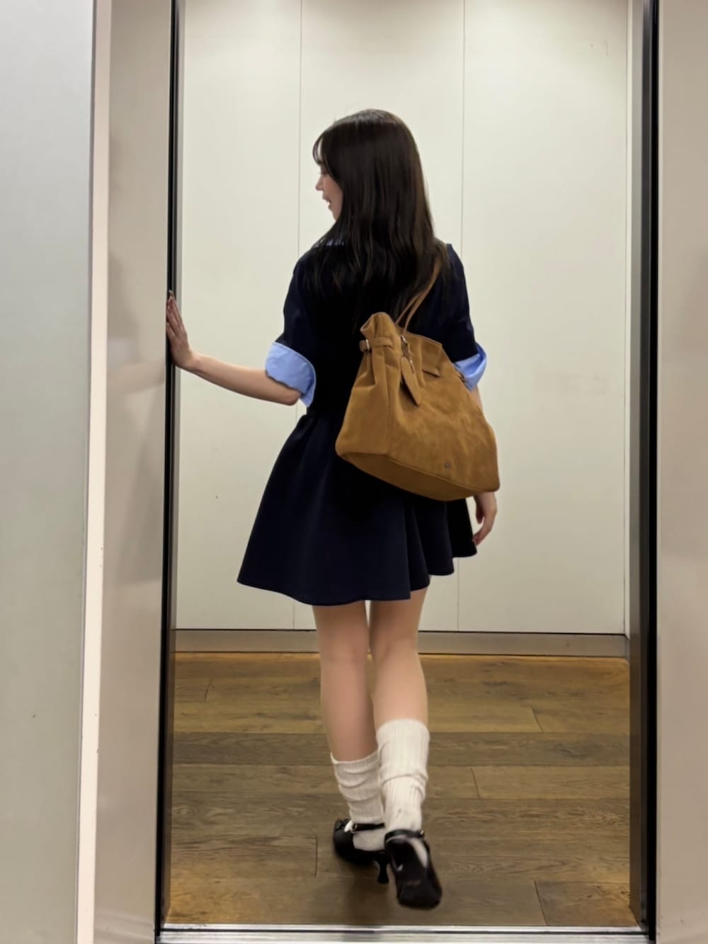 「ポロニット、ポロニットコーデ、フレアスカート、フレアスカートコーデ、ネイビーコーデ、ネイビーニット、レイヤードスタイル、スポーツミックス、骨格ウェーブ」｜「Chicoの【WEB限定】刺繍入り襟付きポロニット（ニット/セーター、ブルー系）」を使った、mayoさん（骨格ウェーブ・レディース・153cm）の夏コーディネートの4枚目の写真
