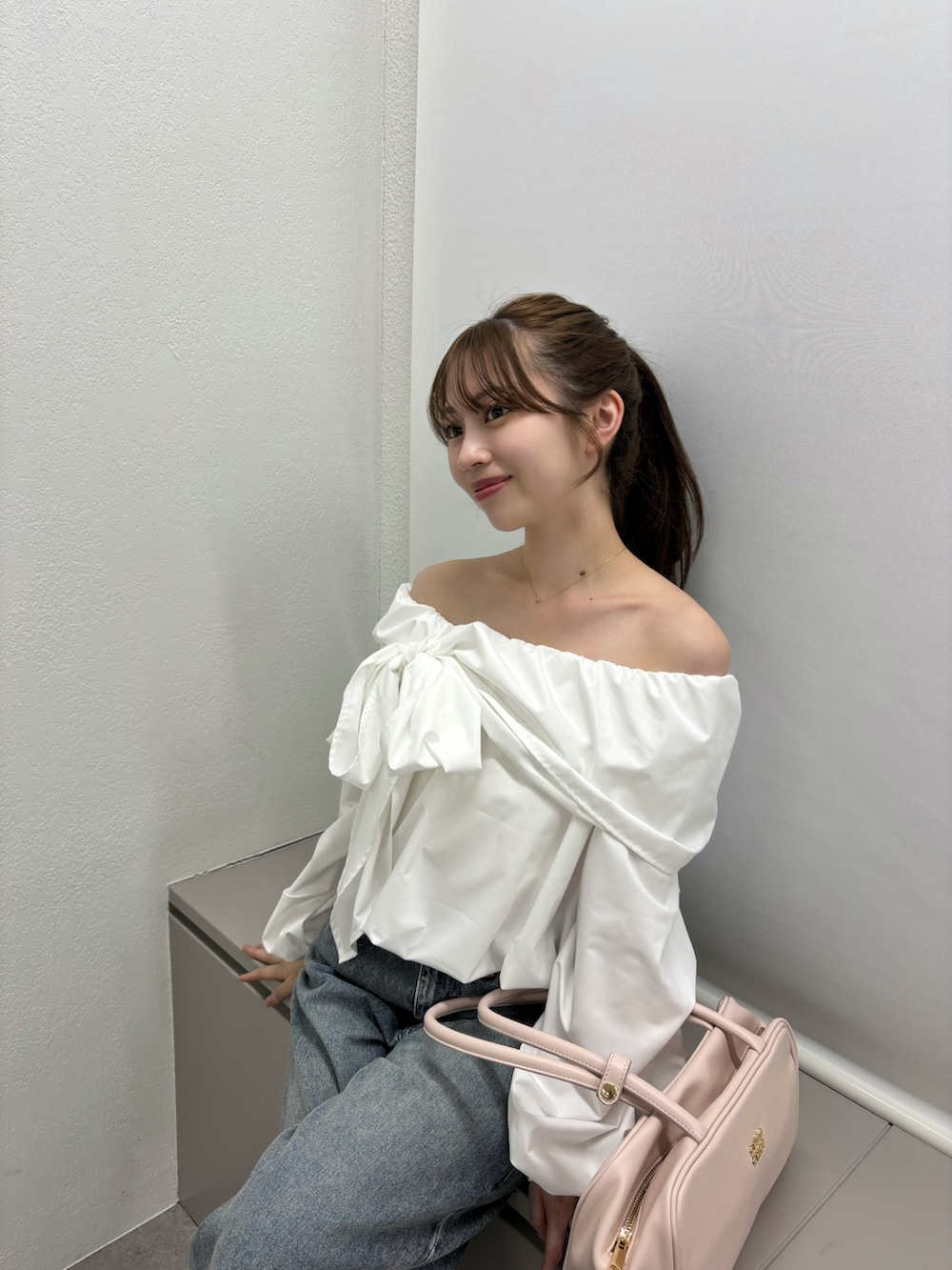 ホワイト系のシャツ/ブラウス、ブルー系のデニムパンツ、ピンク系のパンプスを着用したレディースの冬コーディネートの3枚目の写真