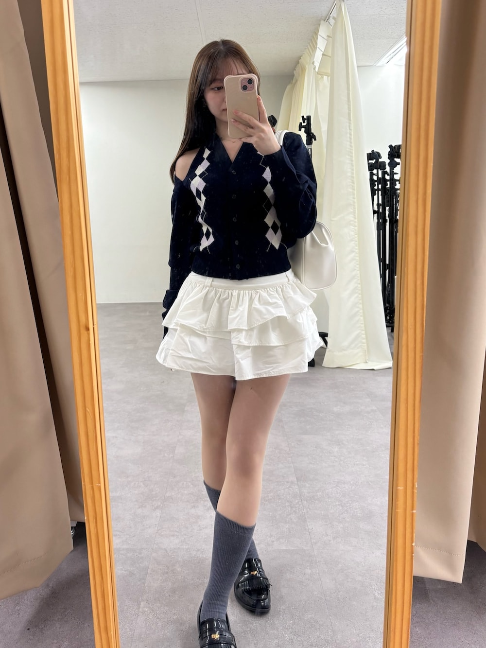 ブルー系のニット/セーター、ホワイト系のスカートを着用したレディースの冬コーディネートの2枚目の写真