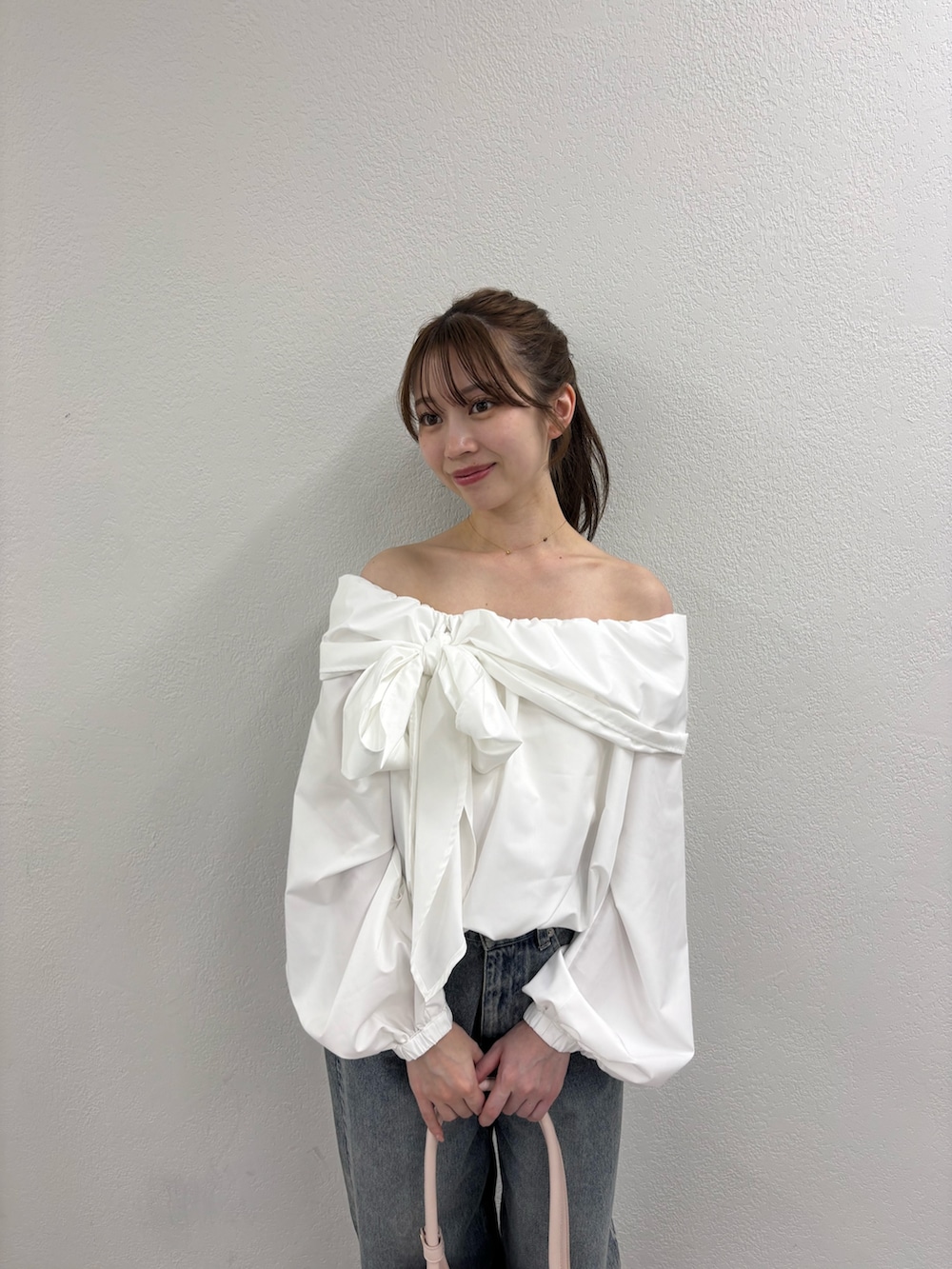 ホワイト系のシャツ/ブラウス、ブルー系のデニムパンツ、ピンク系のパンプスを着用したレディースの冬コーディネートの5枚目の写真