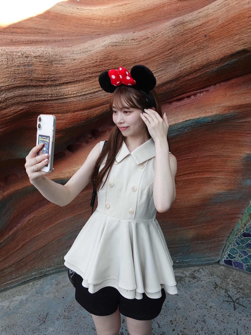 ホワイト系のシャツ/ブラウス、ブラック系のボストンバッグを着用したレディースの夏コーディネートの2枚目の写真