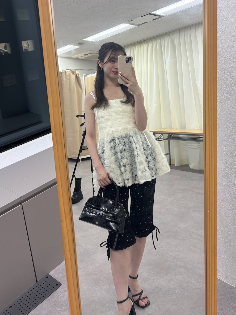 「ペプラム、ぺプラムトップス、ペプラムブラウス、サブリナパンツ、骨格ウェーブ、チュールトップス、チュールブラウス、サンダル」｜「Chicoの【SALON by Chico】ローズチュールペプラムブラウス（シャツ/ブラウス、ホワイト系）」を使った、mayoさん（骨格ウェーブ・レディース・153cm）の夏コーディネートの3枚目の写真