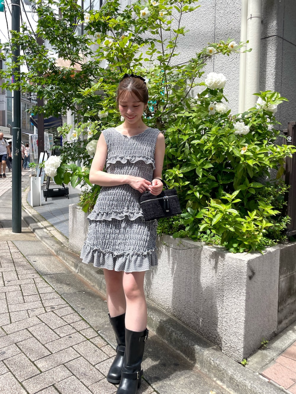 「チェック、チェックワンピース、チェックワンピ、ミニワンピ、ミニワンピース、ミニワンピ×ブーツ、ミニワンピースコーデ、骨格ウェーブ」｜「Chicoのシャーリングチェックミニワンピース（ワンピース、ブラック系）」を使った、mayoさん（骨格ウェーブ・レディース・153cm）の夏コーディネートの5枚目の写真