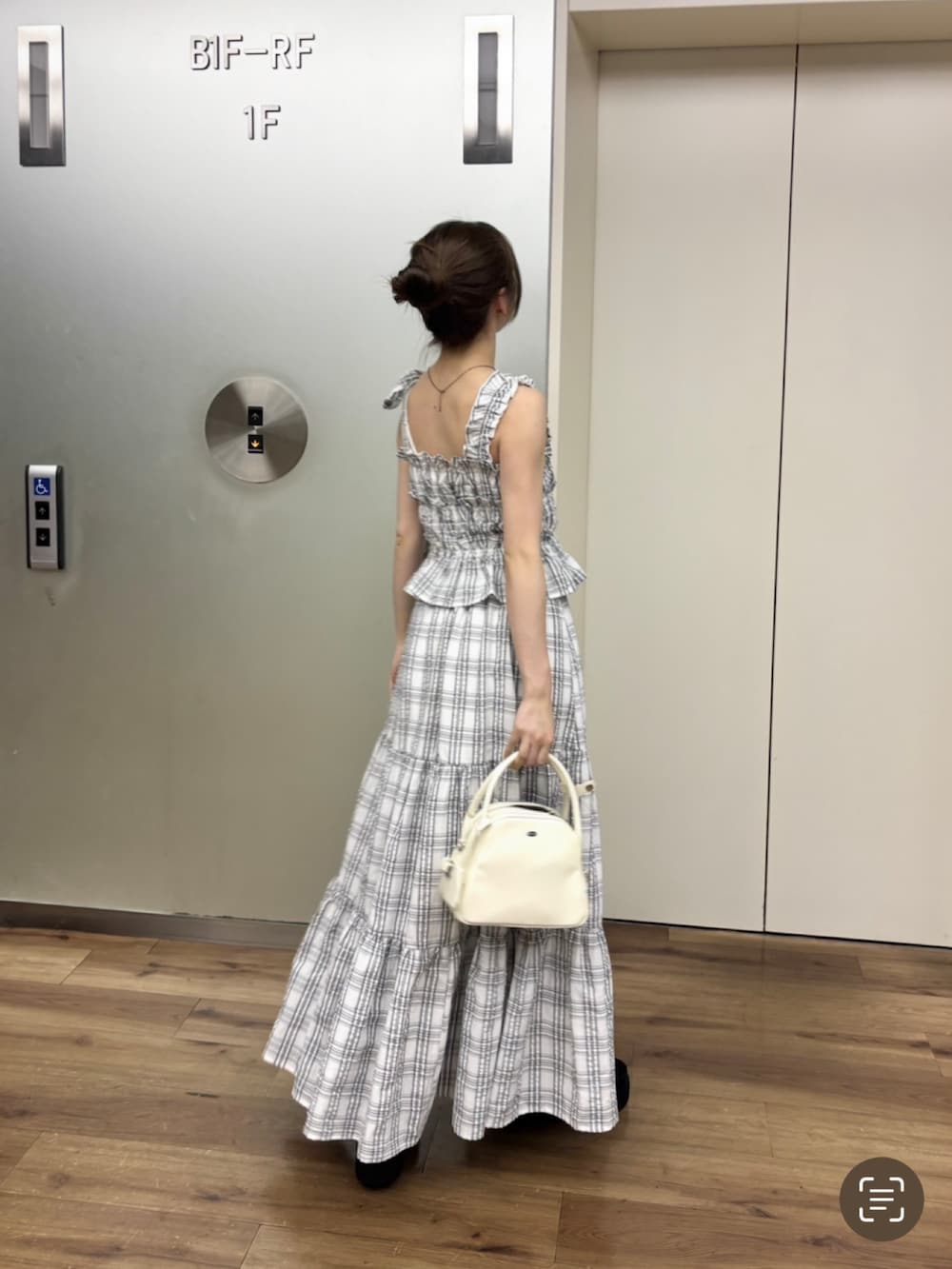 「ワンピース、ワンピースコーデ、ロングワンピース、骨格ウェーブ、チェックワンピース、低身長コーデ、厚底サンダル」｜「Chicoの【新色追加/マルチway】アシメ紐デザインチェック柄シャーリングロングワンピース（ワンピース、ホワイト系）」を使った、mayoさん（骨格ウェーブ・レディース・153cm）の夏コーディネートの2枚目の写真