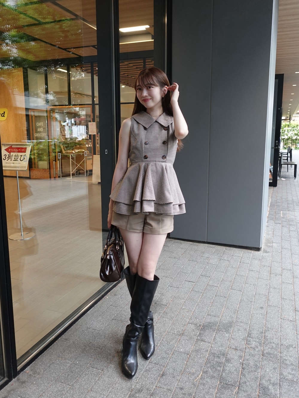 ベージュ系のシャツ/ブラウス、ベージュ系のその他パンツ、ブラック系のブーツを着用したレディースの夏コーディネートの2枚目の写真