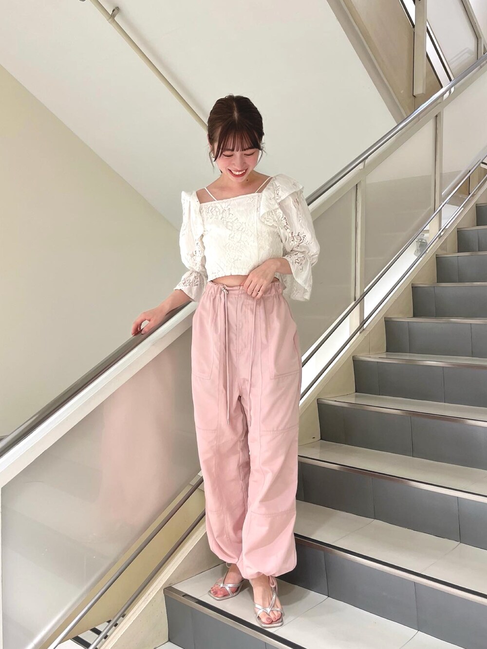 ホワイト系のシャツ/ブラウス、ピンク系のカーゴパンツ、シルバー系のサンダルを着用したレディースの春コーディネートの2枚目の写真