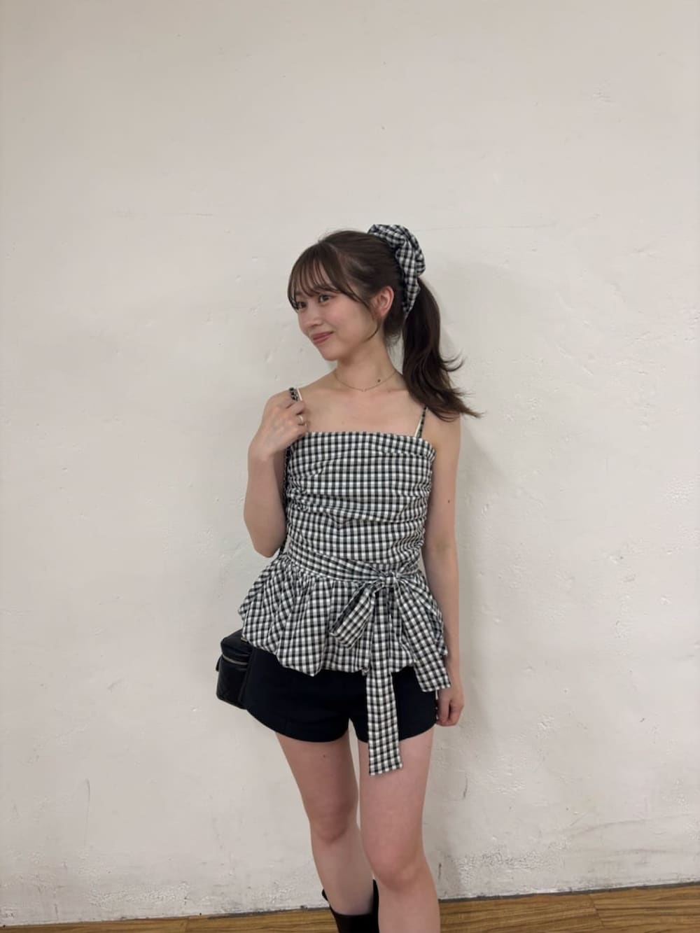 ブラック系のシャツ/ブラウス、ブラック系のその他パンツ、ブラック系のショルダーバッグを着用したレディースの夏コーディネートの4枚目の写真