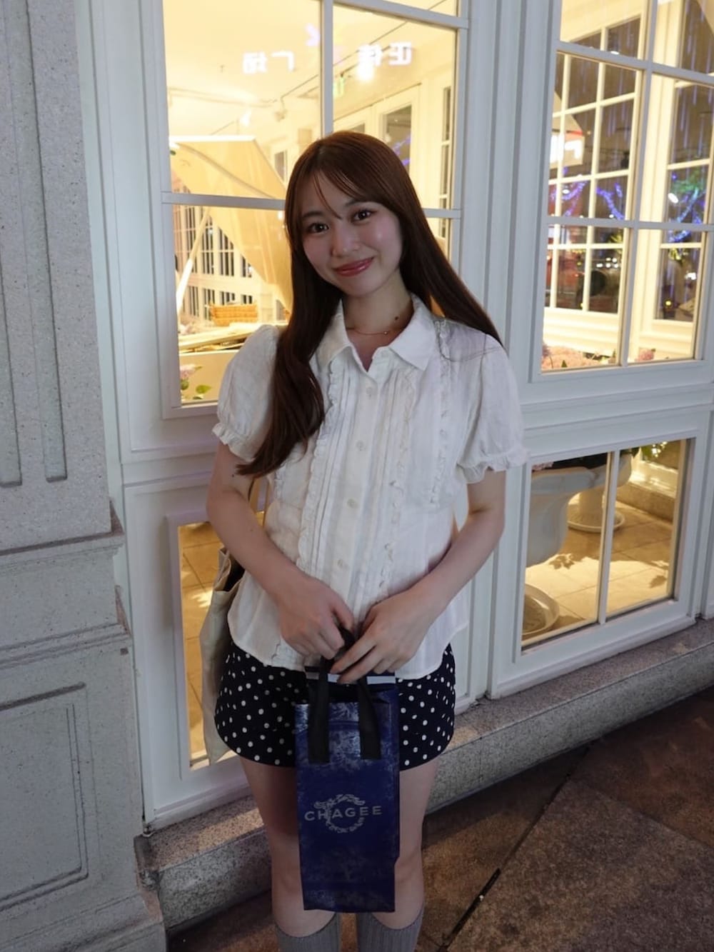 ホワイト系のシャツ/ブラウスを着用したレディースの夏コーディネートの2枚目の写真