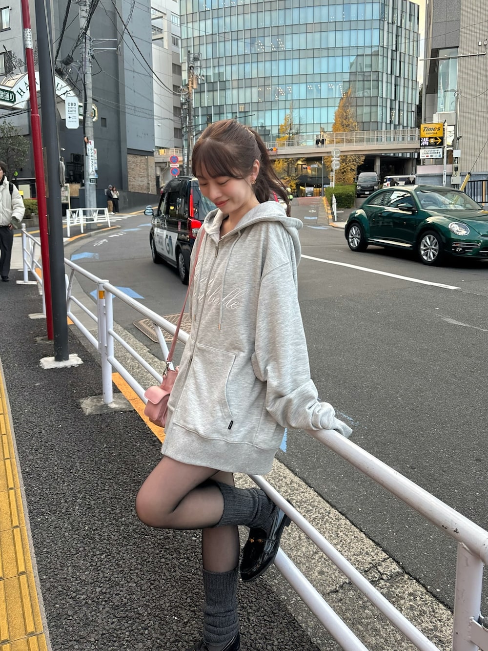 グレー系のパーカーを着用したレディースの冬コーディネートの2枚目の写真