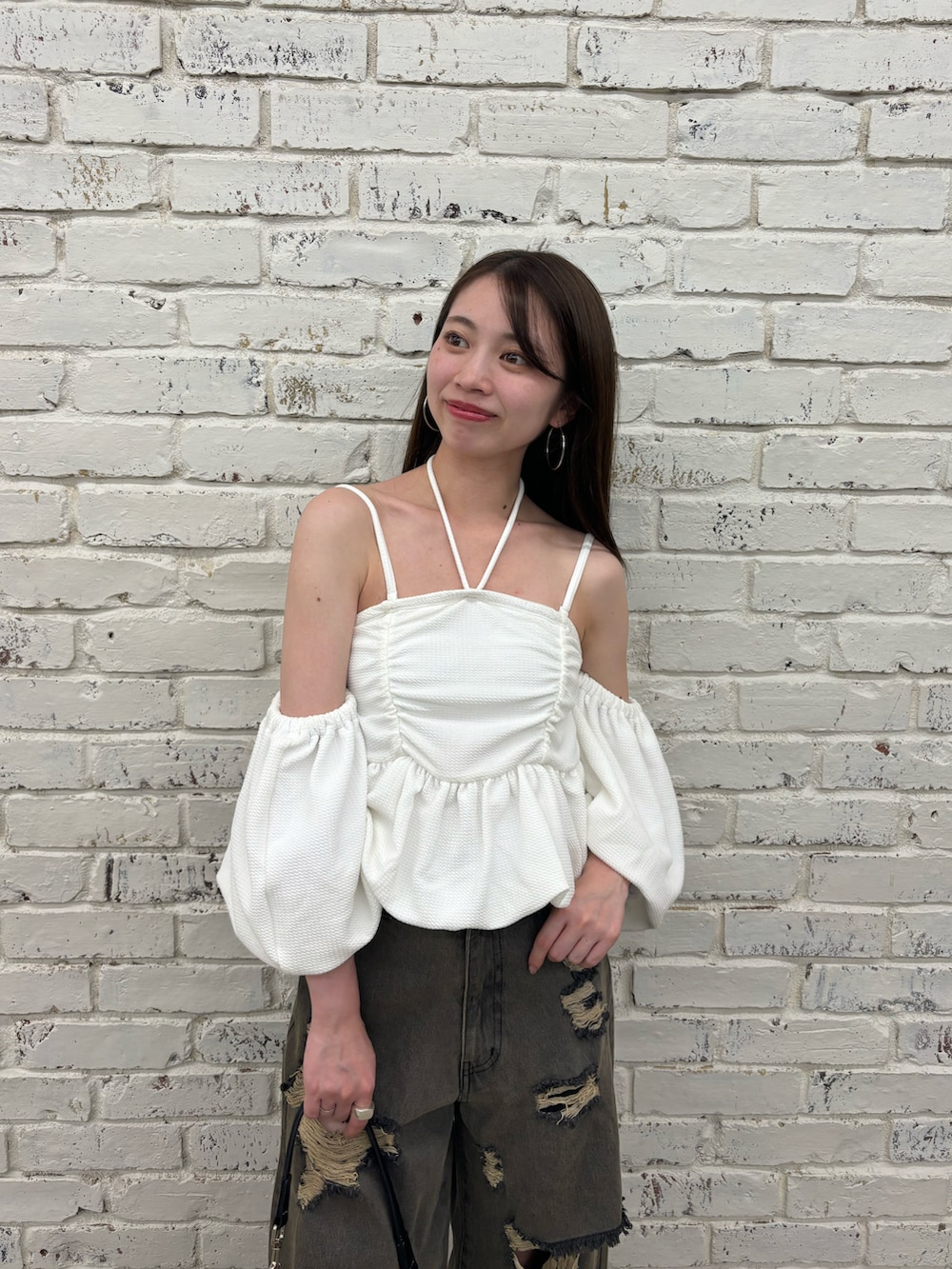 「夏コーデ、水着、デニム、ダメージデニムパンツ、低身長コーデ、骨格ウェーブ、サンダル、オフショル」｜「Chicoの【水着/トップス】オフショルペプラムベアトップス（水着、ホワイト系）」を使った、mayoさん（骨格ウェーブ・レディース・153cm）の夏コーディネートの3枚目の写真