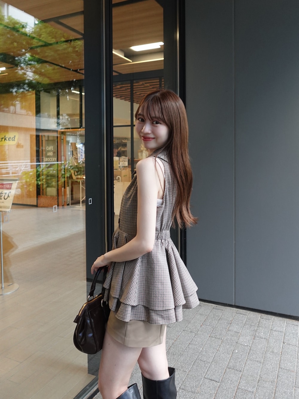 ベージュ系のシャツ/ブラウス、ベージュ系のその他パンツ、ブラック系のブーツを着用したレディースの夏コーディネートの6枚目の写真