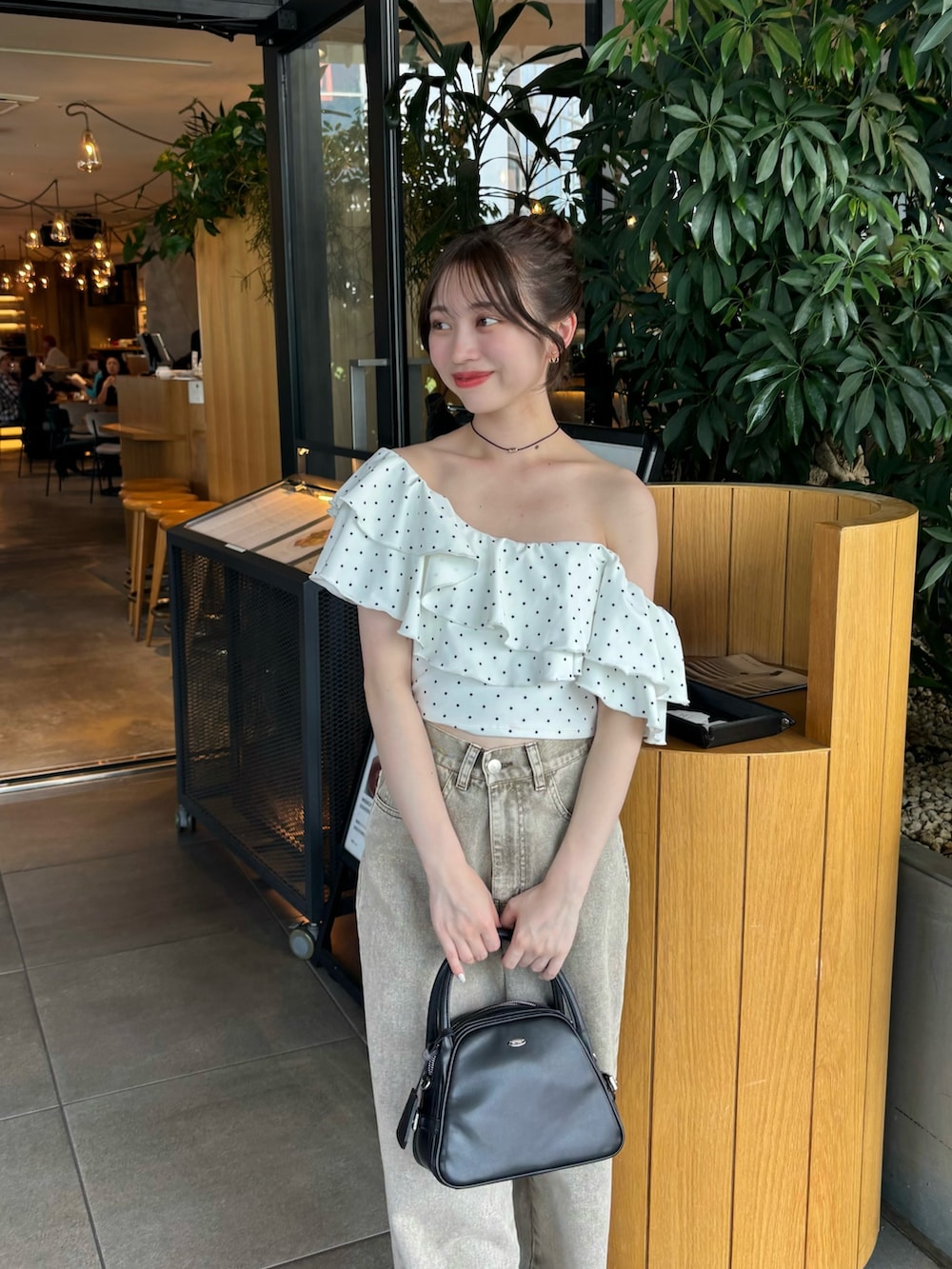 「デニム、デニムパンツ、ワイドデニム、ワイドデニムパンツ、ワイドデニムコーデ、水着、水着コーデ、レースデニム」｜「Chicoの【水着/トップス】ダブルフリルワンショルトップス（水着、ホワイト系）」を使った、mayoさん（骨格ウェーブ・レディース・153cm）の夏コーディネートの2枚目の写真