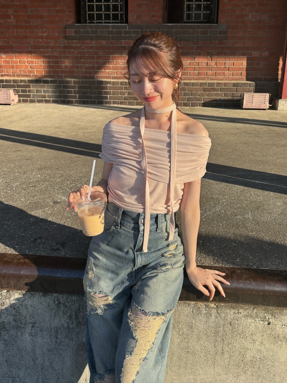 ベージュ系のTシャツ/カットソー、ブルー系のデニムパンツを着用したレディースの春コーディネートの3枚目の写真