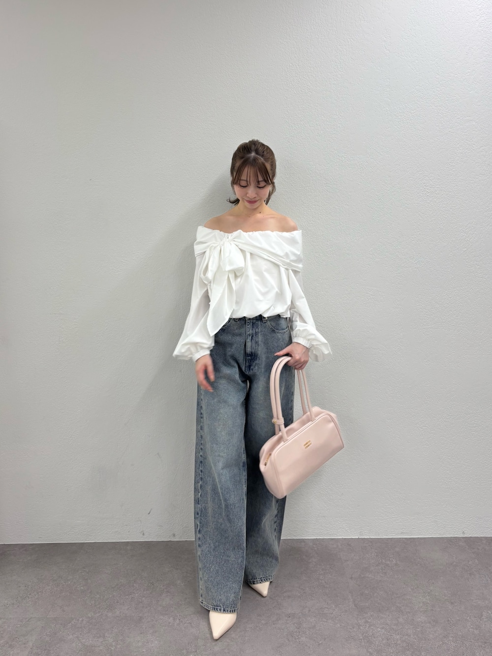 ホワイト系のシャツ/ブラウス、ブルー系のデニムパンツ、ピンク系のパンプスを着用したレディースの冬コーディネートの2枚目の写真