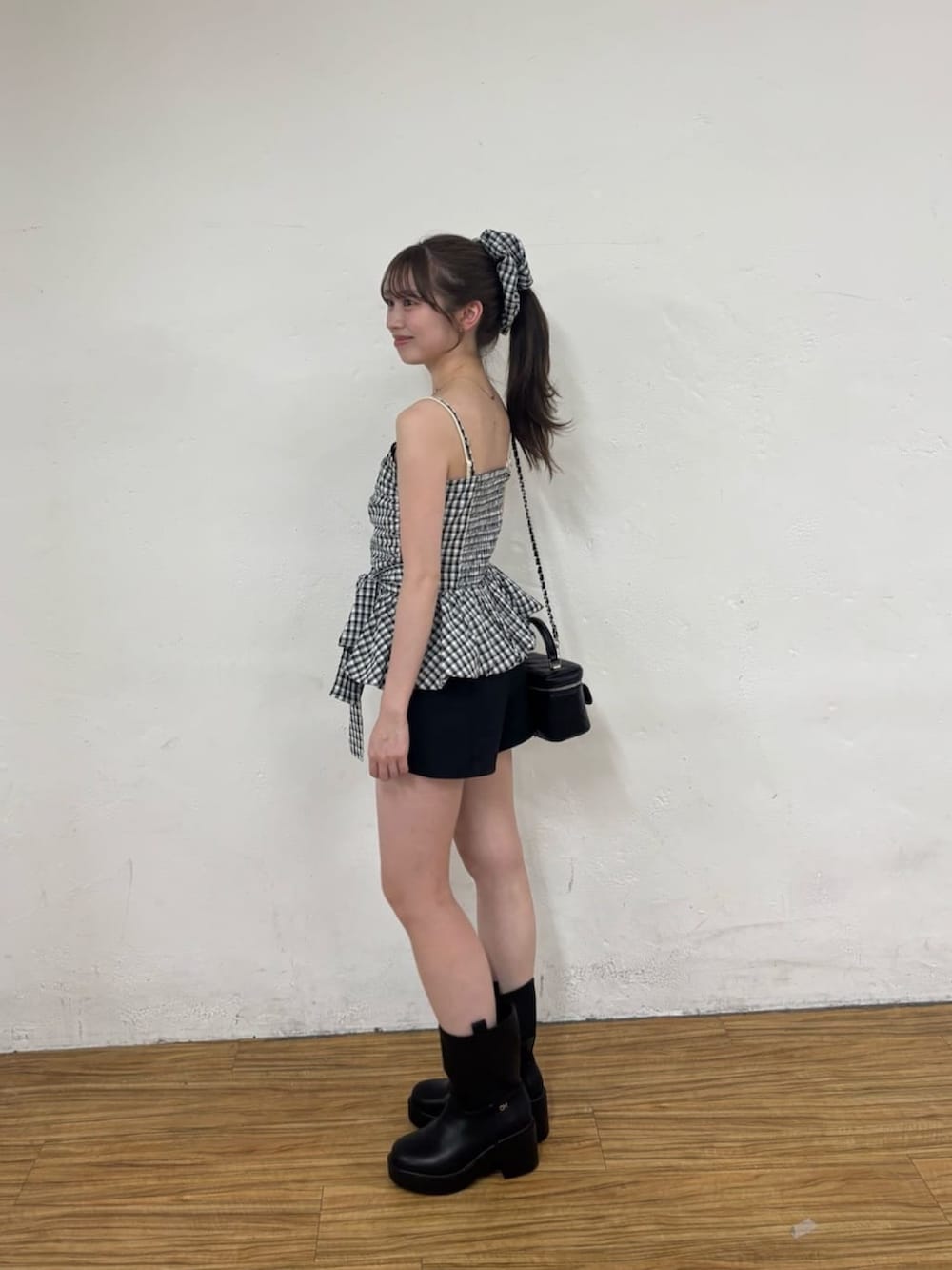 ブラック系のシャツ/ブラウス、ブラック系のその他パンツ、ブラック系のショルダーバッグを着用したレディースの夏コーディネートの5枚目の写真