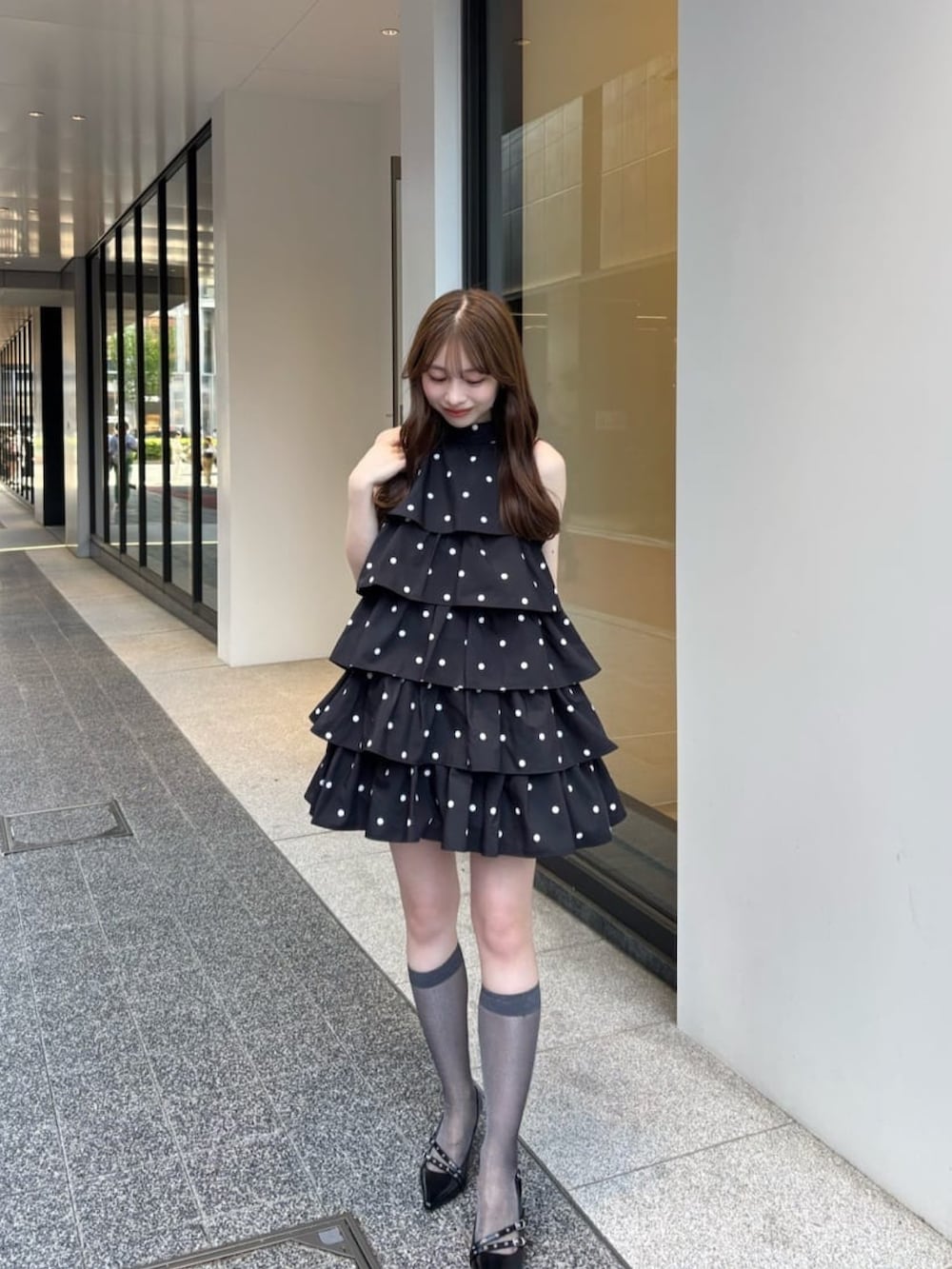 ブラック系のワンピースを着用したレディースの夏コーディネートの3枚目の写真