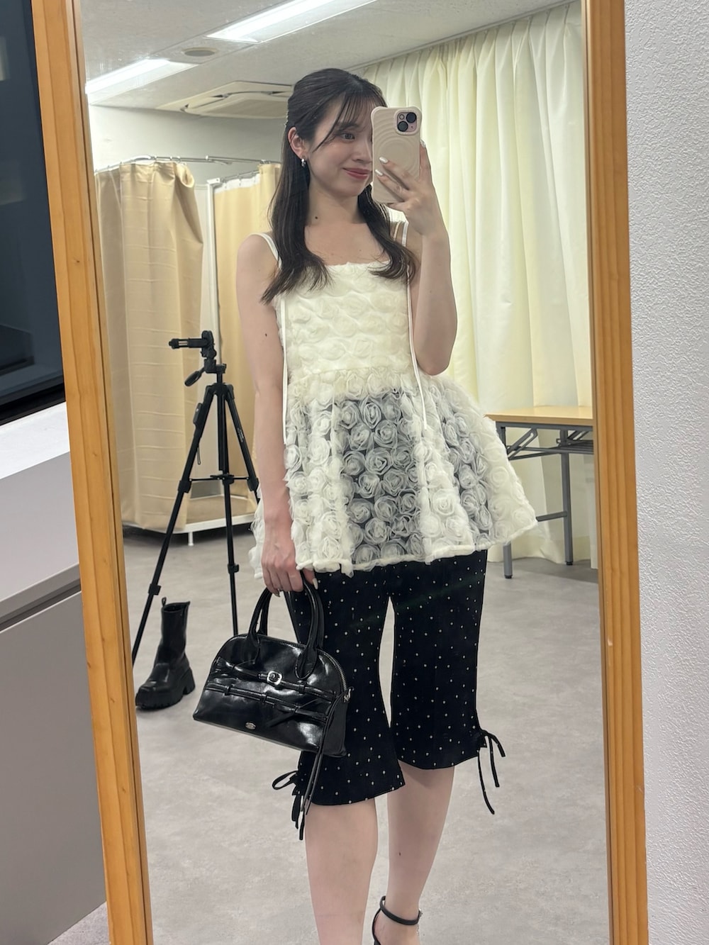 「ペプラム、ぺプラムトップス、ペプラムブラウス、サブリナパンツ、骨格ウェーブ、チュールトップス、チュールブラウス、サンダル」｜「Chicoの【SALON by Chico】ローズチュールペプラムブラウス（シャツ/ブラウス、ホワイト系）」を使った、mayoさん（骨格ウェーブ・レディース・153cm）の夏コーディネートの2枚目の写真
