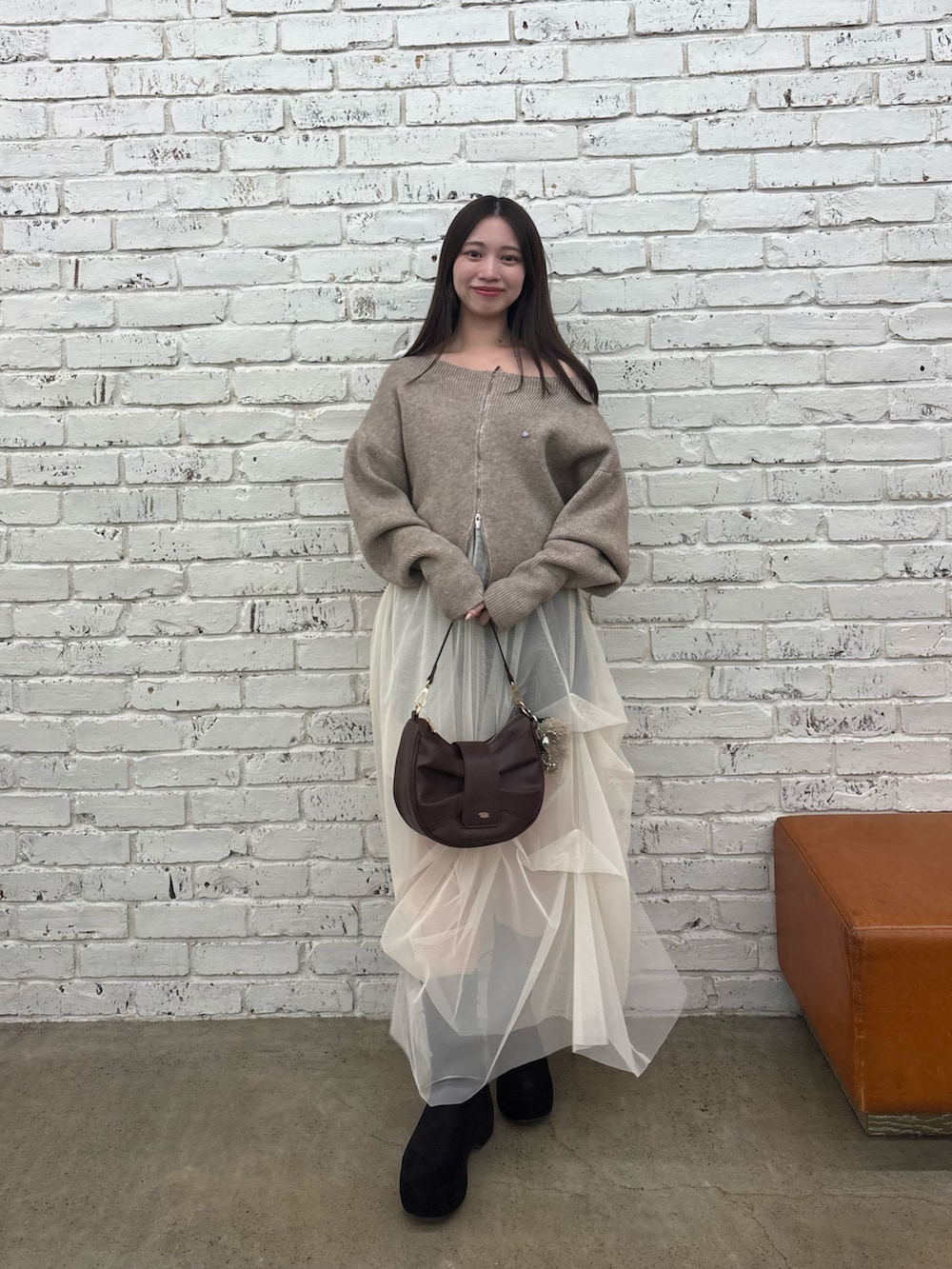 「ニット、オフショル、オフショルニット、チュールスカート、チュールワンピ、大人かわいい、低身長コーデ、きれいめカジュアル、秋コーデ、ベージュコーデ、大人コーデ、ブラウンコーデ」｜「Chicoの【セットアップ対応】ジップオフショルメランジニット（ニット/セーター、ベージュ系）」を使った、mayoさん（骨格ウェーブ・レディース・153cm）の秋コーディネートの2枚目の写真