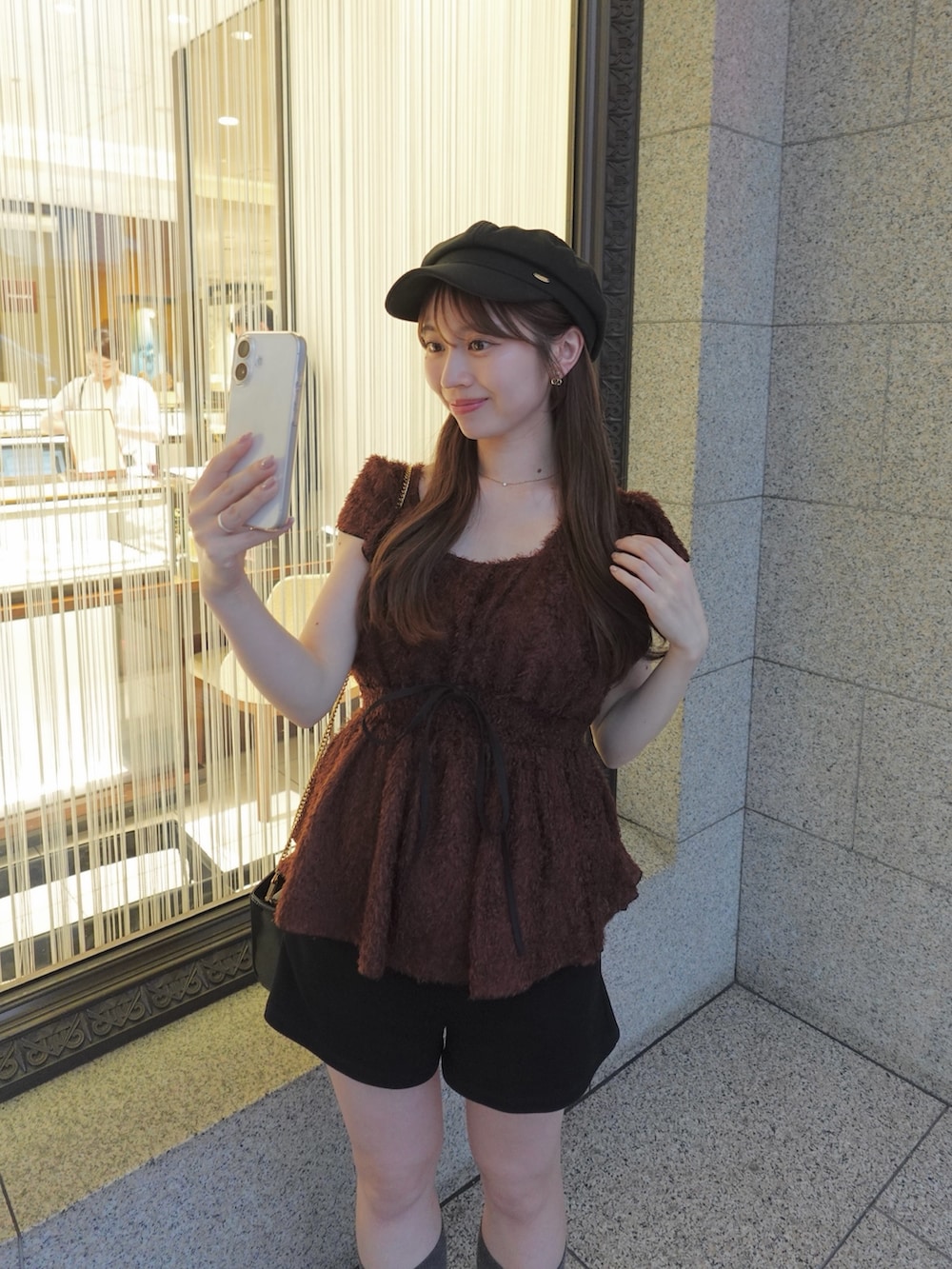 ブラウン系のシャツ/ブラウス、ブラック系のハットを着用したレディースの夏コーディネートの5枚目の写真