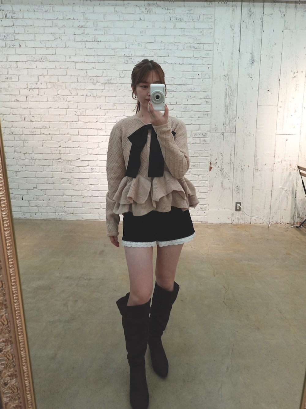 ピンク系のカーディガン/ボレロ、ブラック系のその他パンツを着用したレディースの夏コーディネートの2枚目の写真