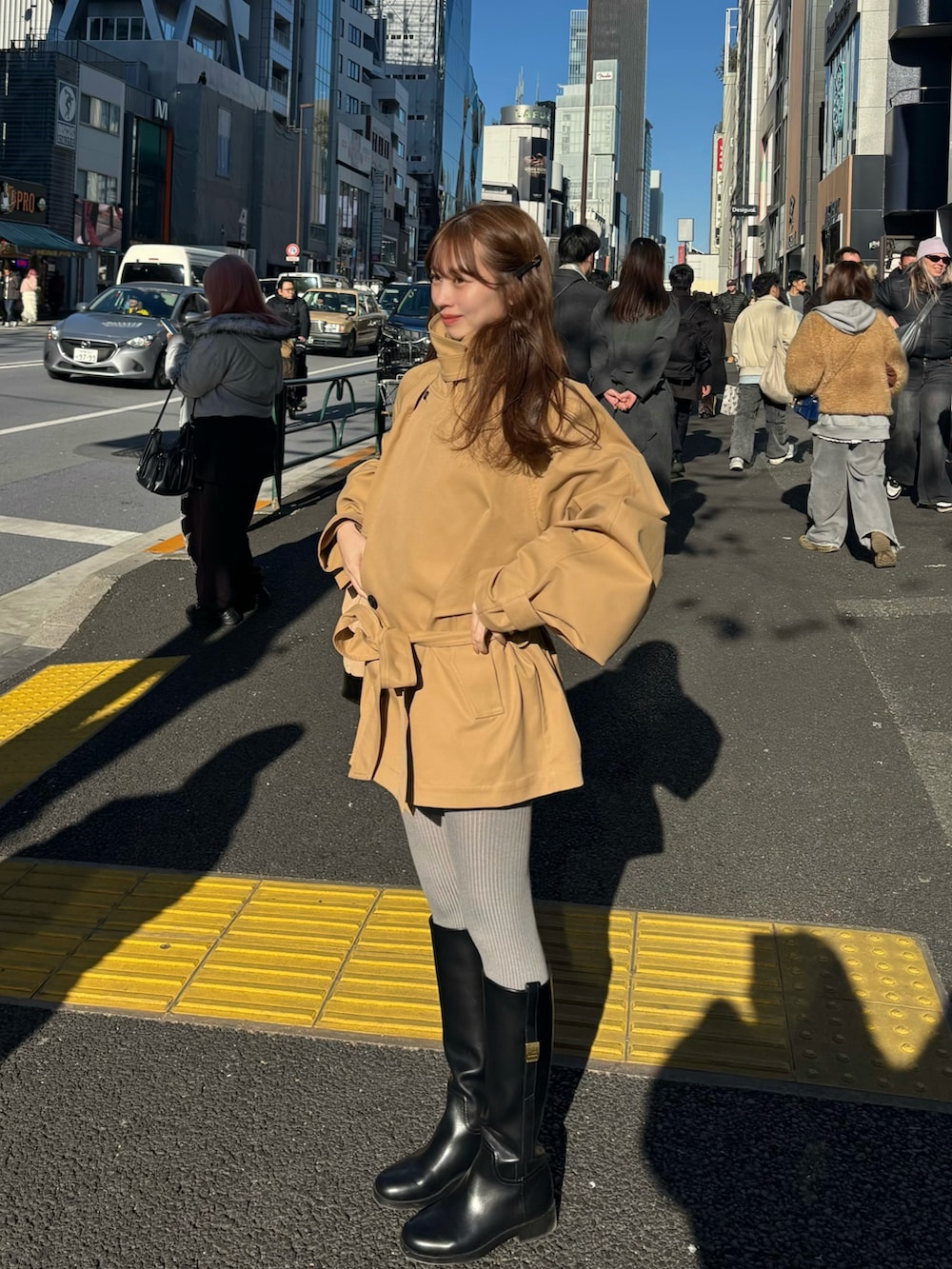 ベージュ系のトレンチコート、ベージュ系のショルダーバッグを着用したレディースの冬コーディネートの4枚目の写真