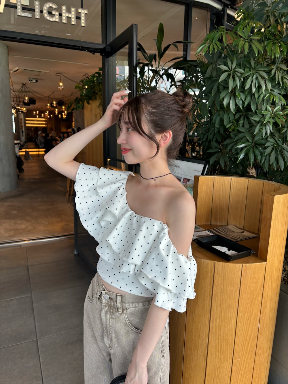 「デニム、デニムパンツ、ワイドデニム、ワイドデニムパンツ、ワイドデニムコーデ、水着、水着コーデ、レースデニム」｜「Chicoの【水着/トップス】ダブルフリルワンショルトップス（水着、ホワイト系）」を使った、mayoさん（骨格ウェーブ・レディース・153cm）の夏コーディネートの4枚目の写真