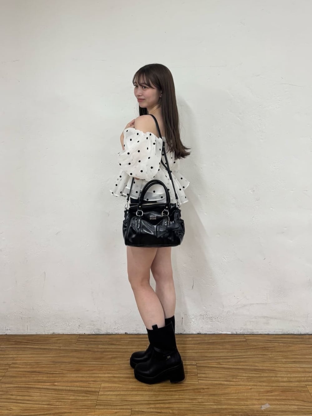 ホワイト系のシャツ/ブラウス、ブラック系のその他パンツ、ブラック系のボストンバッグを着用したレディースの夏コーディネートの3枚目の写真